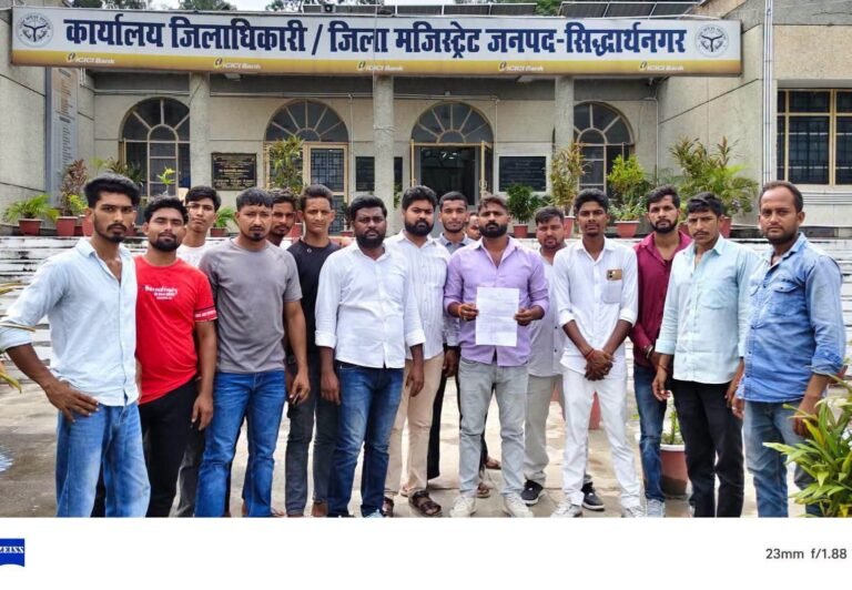 उसका बाजार स्टेशन पर तीन ट्रेनों के ठहराव की मांग, डीएम को सौंपा गया पत्र