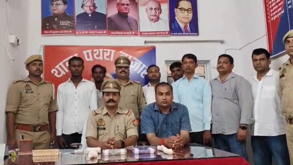 थाना पथरा बाजार पुलिस टीम व एन्टी थेप्ट टीम की संयुक्त टीम द्वारा चेकिंग के दौरान 02 शातिर चोरों को चोरी करने वाले औजारो व₹ 12600/- नकद के साथ गिरफ्तार कर माननीय न्यायालय भेजा गया। 1 थाना पथरा बाजार पुलिस टीम व एन्टी थेप्ट टीम की संयुक्त टीम द्वारा चेकिंग के दौरान 02 शातिर चोरों को चोरी करने वाले औजारो व₹ 12600/- नकद के साथ गिरफ्तार कर माननीय न्यायालय भेजा गया। - SIDDHARTHNAGAR, उत्तर प्रदेश