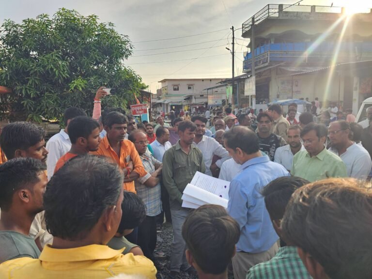 चकरोड विवाद का अस्थलीय निरीक्षण करने पंहुचे एडीएम न्यायिक, भवानीगंज थाना क्षेत्र के बयारा हनुमान मन्दिर का मामला