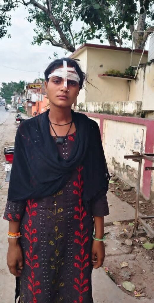 युवती से मारपीट का आरोप, थाने में दी तहरीर 1 युवती से मारपीट का आरोप, थाने में दी तहरीर - SIDDHARTHNAGAR, उत्तर प्रदेश