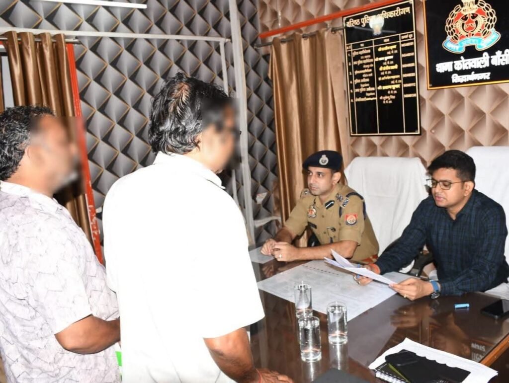 थाना समाधान दिवस के अवसर पर जिलाधिकारी व वरिष्ठ पुलिस अधीक्षक सिद्धार्थनगर द्वारा थाना बांसी पर जनसुनवाई किया गया । समस्याओं के त्वरित एवं गुणवत्तापूर्ण निस्तारण हेतु संबंधित को आव - SIDDHARTHNAGAR, उत्तर प्रदेश