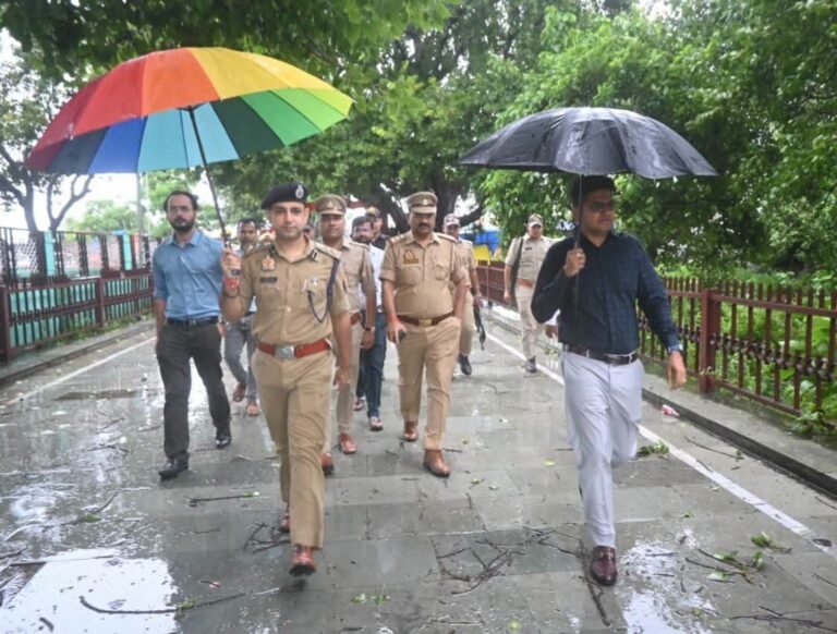 राप्ती-बूढ़ी राप्ती के जलस्तर का डीएम-एसएसपी ने लिया जायजा