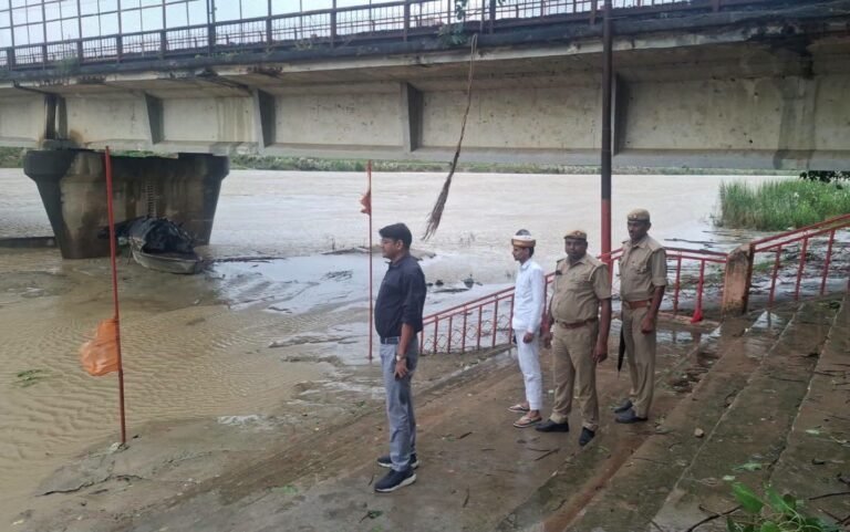 लगातार बारिश के बीच एसडीएम ने लिया बाढ़ प्रभावित क्षेत्रों का जायजा, अधिकारियों को अलर्ट रहने के निर्देश