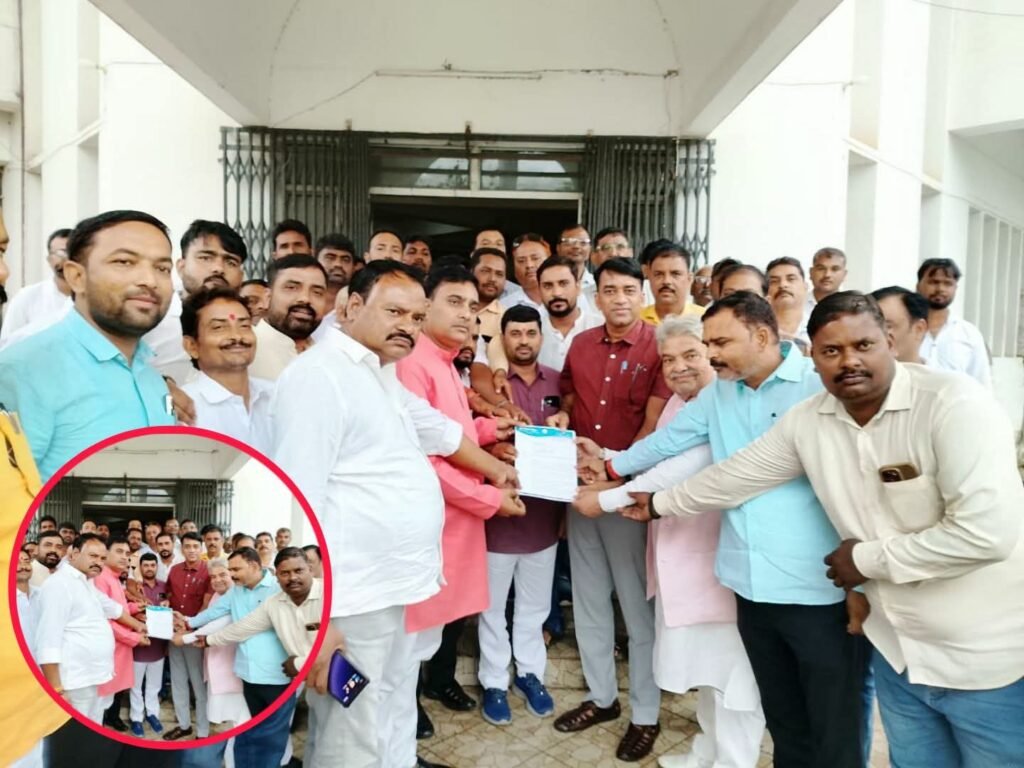 ग्राम पंचायतों की समस्याओं को लेकर प्रधानों ने सौंपा पांच सूत्रीय मांग पत्र 1 ग्राम पंचायतों की समस्याओं को लेकर प्रधानों ने सौंपा पांच सूत्रीय मांग पत्र - SIDDHARTHNAGAR, उत्तर प्रदेश