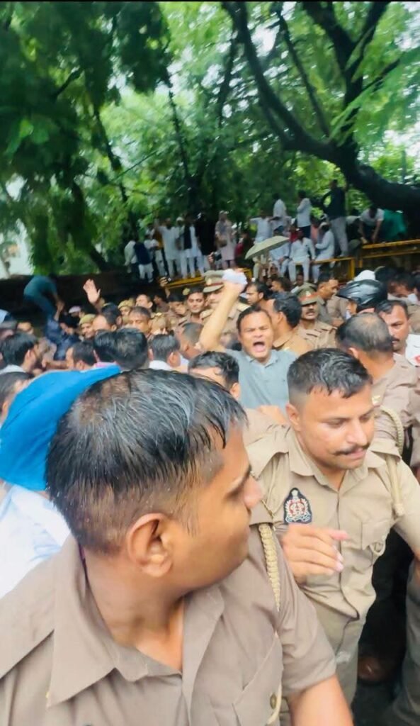 लखनऊ में कांग्रेस का प्रदर्शन, प्रदेश सचिव नादिर सलाम भी हुए शामिल - SIDDHARTHNAGAR, उत्तर प्रदेश
