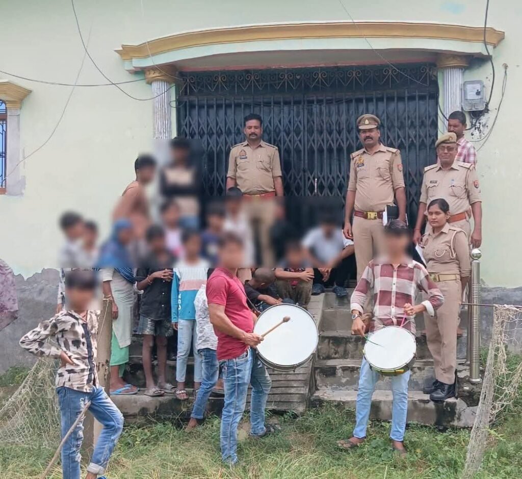 सिद्धार्थनगरः जिला बदर अभियुक्त के घर पहुंची बांसी पुलिस, ताला बंद मिला; मुनादी कर दी चेतावनी - SIDDHARTHNAGAR, उत्तर प्रदेश