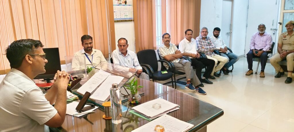 *सेवा संकल्प अभियान के दौरान पूर्ण करवाए जाएं अधूरे विकास कार्य- एसडीएम विजय कुमार यादव* *एसडीएम ने अधिकारियों व पंचायत प्रतिनिधियों को दिए निर्देश* कोसली, 18 सितंबर। एसडीएम विजय - REWARI, हरियाणा