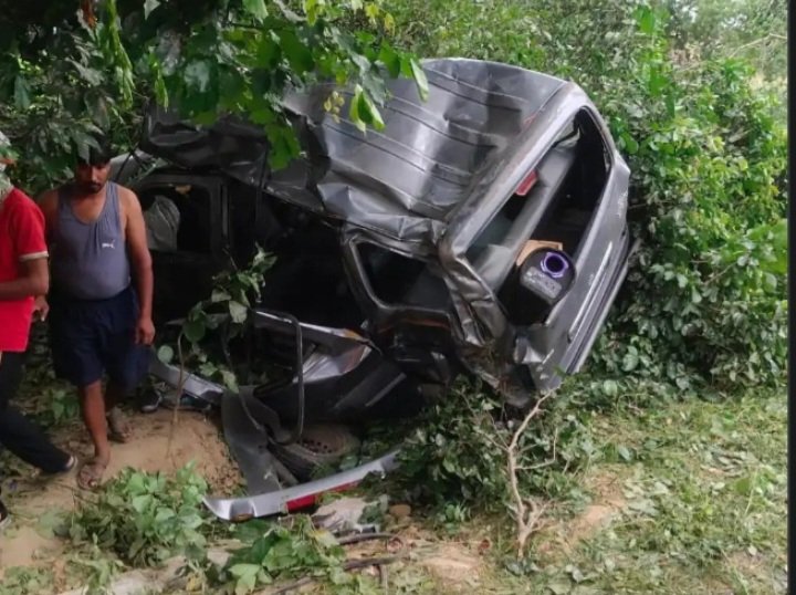 हाथरस मेला से लौटते समय ईको का एक्सीडेंट: बिजली का खंभा तोड़कर पेड़ से टकराई गाड़ी, 10 घायल