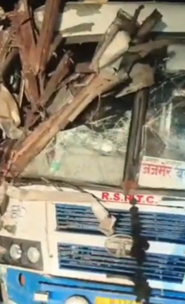 हाथरस में ट्रक और रोडवेज बस की जोरदार टक्करः दोनों ड्राइवर गंभीर, 8 लोग घायल, 45 यात्रियों को लेकर बरेली से जयपुर जा रही थी