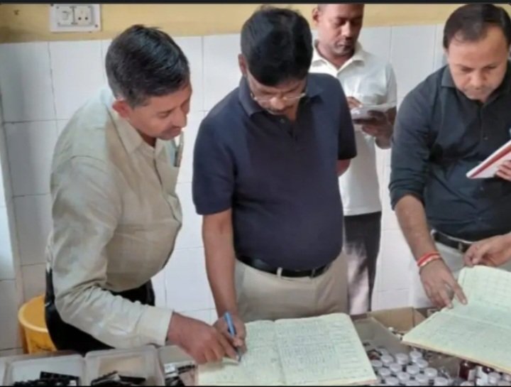 डीएम को डॉक्टर-कर्मचारी गैरहाजिर मिले: गंदगी पर नाराजगी जताई, सादाबाद में सफाई कार्य और स्कूल का भी निरीक्षण