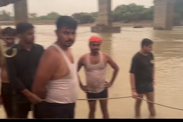 कुंवारी नदी में बड़ा हादसा,गणेश विसर्जन के दौरान तीन युवक डूबे