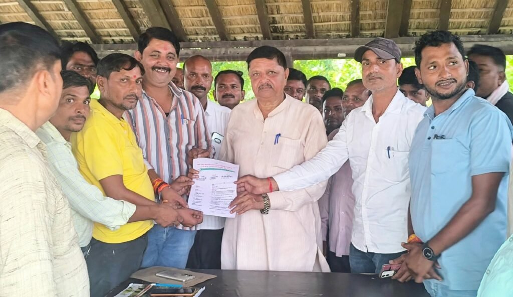 ग्राम रोजगार सेवक संघ ने विधायक को सौंपा ज्ञापन - GONDA, उत्तर प्रदेश