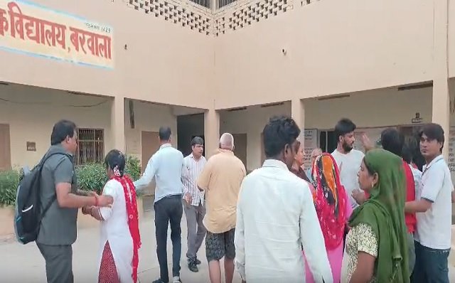 बरवाला गर्ल्स स्कूल में छात्रा को थप्पड़ मारने के बाद भड़का विवाद