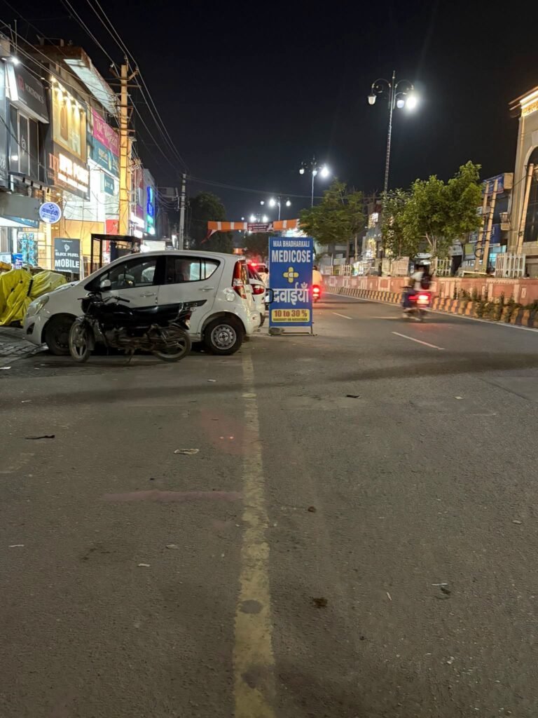 सड़क पर रखा ये बोर्ड क्या दर्शा रहा है