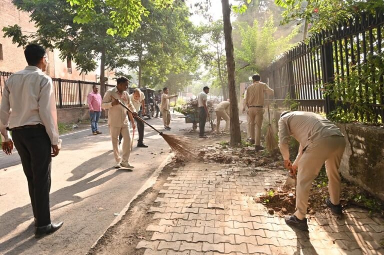 डाक विभाग के अधिकारियों एवं कर्मचारियों द्वारा पैनोरमा, कुरुक्षेत्र तथा उसके आसपास के क्षेत्रों में विशेष स्वच्छता अभियान चलाया गया।