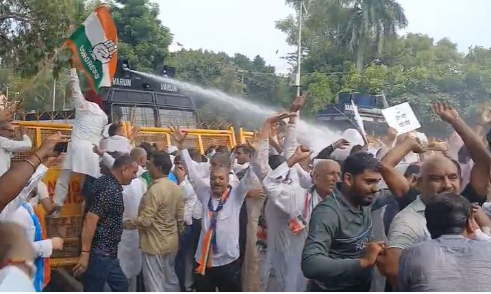 चंडीगढ़ में CEC ज्ञानेश कुमार के खिलाफ कांग्रेस का हल्लाबोल, पुलिस ने प्रदर्शनकारियों पर छोड़ा वाटर कैनन, माहौल तनावपूर्ण