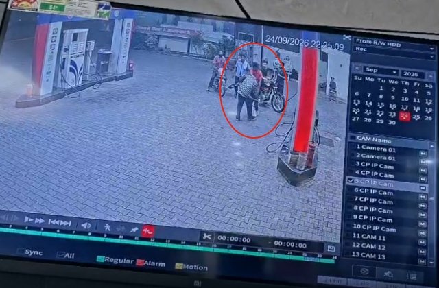 पेट्रोल पंप पर गुंडागर्दी : उधार पेट्रोल देने से मना करने पर 2 युवकों ने सेल्समैन और मालिक को पीटा, CCTV में कैद वारदात