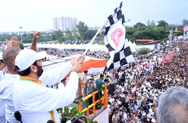 CM सैनी ने सूरजकुंड से ‘नशा-मुक्त हरियाणा फरीदाबाद नमो मैराथन-2026’ को दिखाई हरी झंडी, प्रतिभागियों को दिलाया नशामुक्त समाज के निर्माण का संकल्प