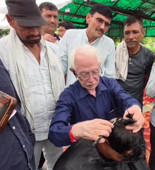 सफाई कर्मचारियों ने करनाल मे मुंडवाये सिर।