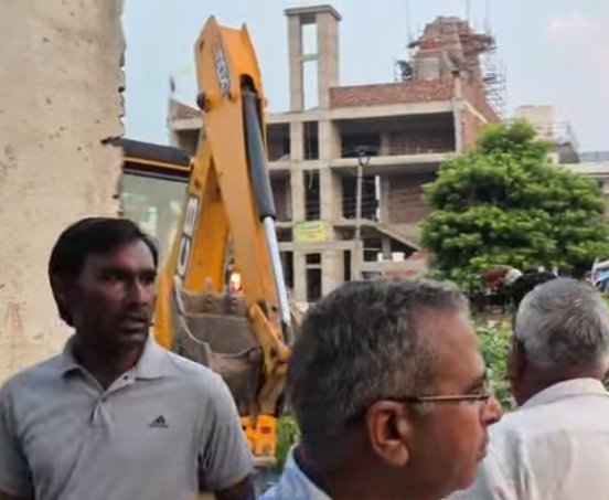 HSVP ने करनाल मे अवैध निर्माण पर चलाया पीला पंजा