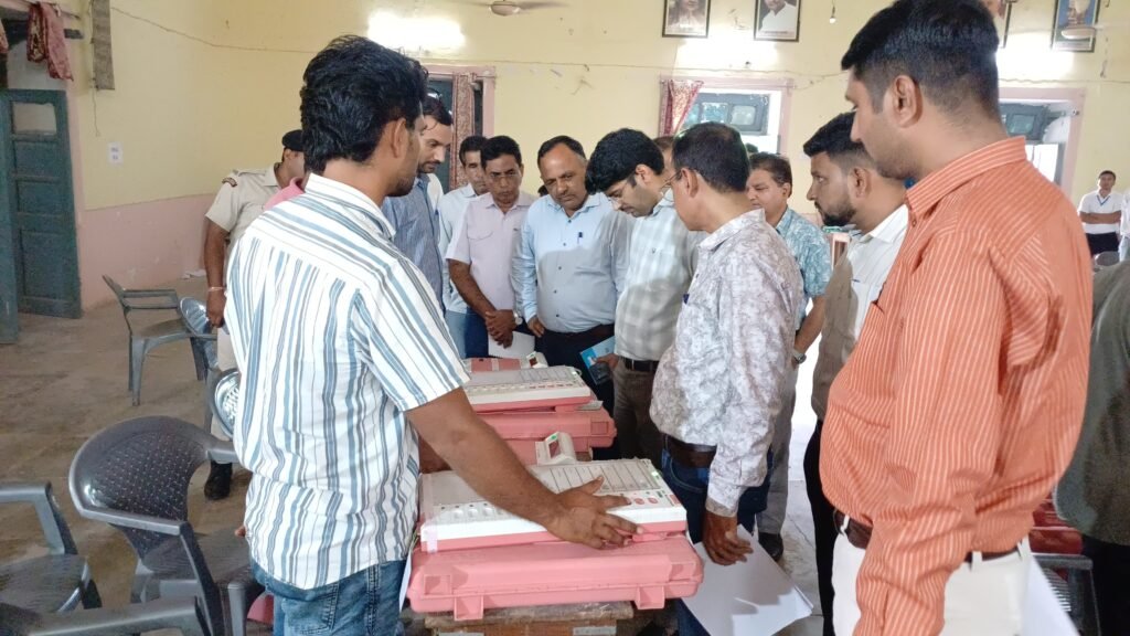 नगर निकाय चुनाव-2026 जिला निर्वाचन अधिकारी ने किया ईवीएम कमीशनिंग कार्य का निरीक्षण, दिए आवश्यक निर्देश 1 नगर निकाय चुनाव-2026 जिला निर्वाचन अधिकारी ने किया ईवीएम कमीशनिंग कार्य का निरीक्षण, दिए आवश्यक निर्देश - डीडवाना-कुचामन, राजस्थान