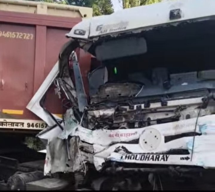 कुरुक्षेत्र मे लाडवा रोड पर हुआ भयंकर हादसा। 1 कुरुक्षेत्र मे लाडवा रोड पर हुआ भयंकर हादसा। - KARNAL, हरियाणा