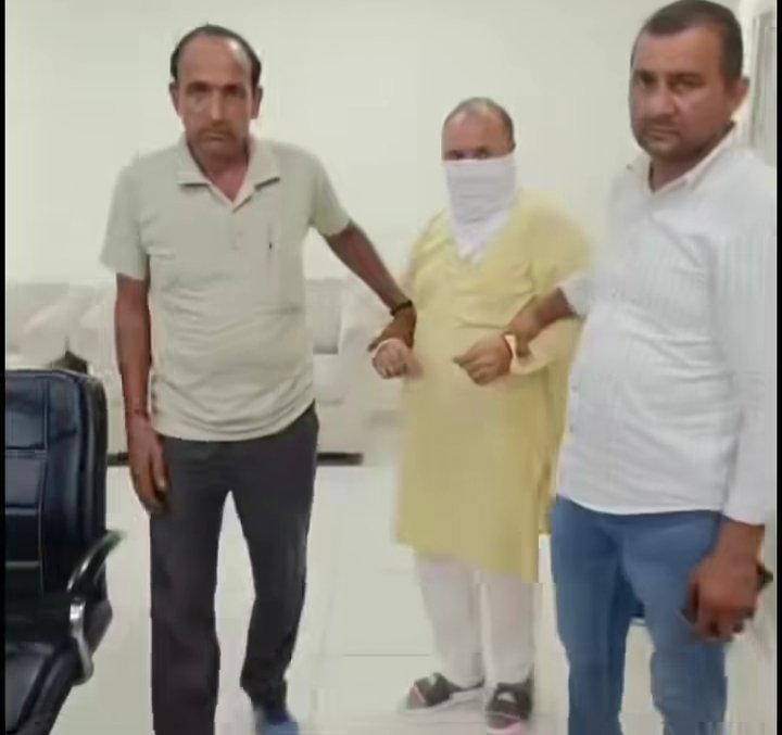 ट्रांसपोर्ट विभाग का सहायक रिश्वत लेते हुआ गिरफ्तार।