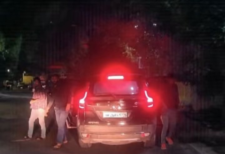 गुरुग्राम मे दबंगो ने की सड़क पर दबंगई।