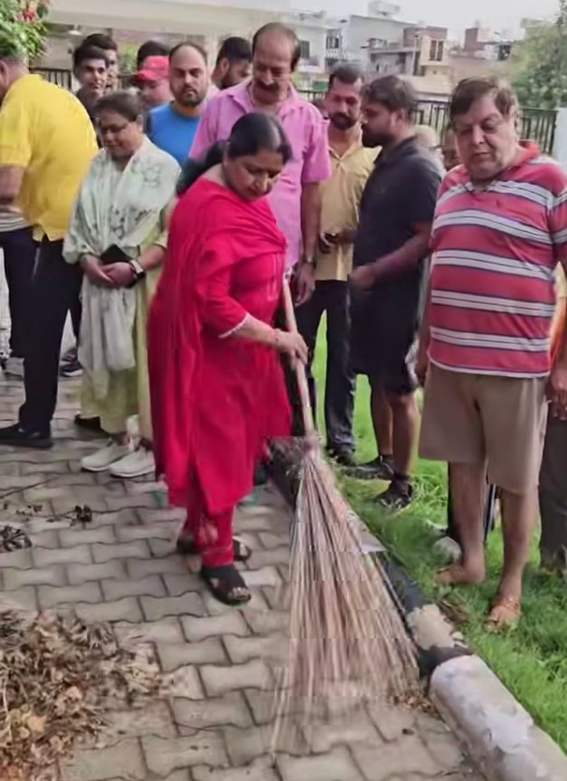 मेयर करनाल ने स्वच्छता अभियान मे ललिया भाग। 1 मेयर करनाल ने स्वच्छता अभियान मे ललिया भाग। - KARNAL, हरियाणा