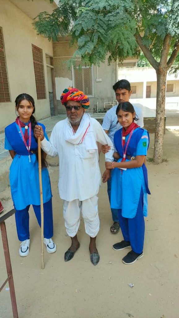 युवा स्काउट गाइड्स, एनएसएस कैडेट्स बने दिव्यांग एवं बुजुर्ग मतदाताओं का सहारा103 वर्षीय सावित्री देवी ने नगर निकाय चुनाव में किया मतदान 1 युवा स्काउट गाइड्स, एनएसएस कैडेट्स बने दिव्यांग एवं बुजुर्ग मतदाताओं का सहारा103 वर्षीय सावित्री देवी ने नगर निकाय चुनाव में किया मतदान - डीडवाना-कुचामन, राजस्थान