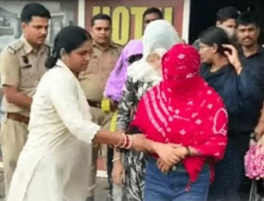 मून होटल पर पड़ा पुलिस का छापा। 1 मून होटल पर पड़ा पुलिस का छापा। - KARNAL, हरियाणा