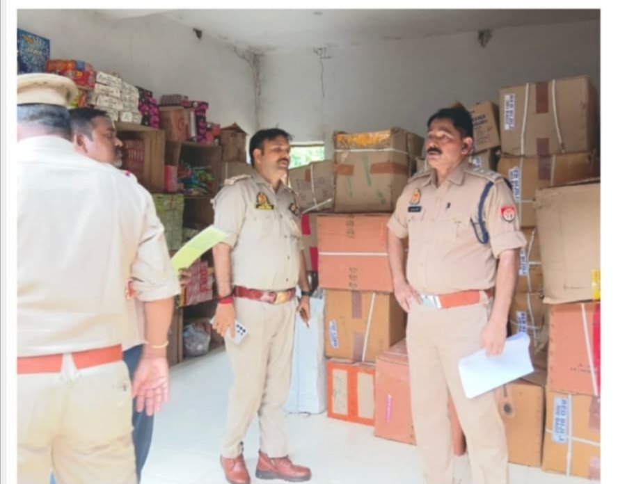पटाखा फैक्ट्रियों, गोदामों और दुकानों का सीओ सदर ने किया निरीक्षण, सुरक्षा मानकों का पालन करने के दिए निर्देश 1 पटाखा फैक्ट्रियों, गोदामों और दुकानों का सीओ सदर ने किया निरीक्षण, सुरक्षा मानकों का पालन करने के दिए निर्देश - मिर्ज़ापुर, उत्तर प्रदेश