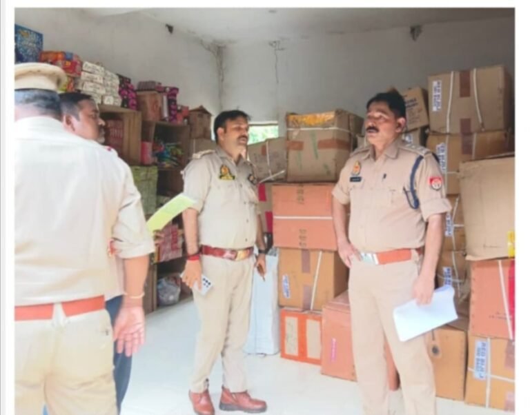 पटाखा फैक्ट्रियों, गोदामों और दुकानों का सीओ सदर ने किया निरीक्षण, सुरक्षा मानकों का पालन करने के दिए निर्देश