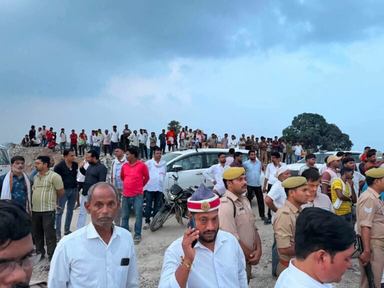 मिर्ज़ापुर के अहरौरा थाना क्षेत्र के भगौती देई स्थित आज दोपहर करीब 1 से 2 बजे के बीच बड़ा हादसा हो गया। मकान/ढांचा गिरने से मलबे में दबकर चार मजदूरों की मौत हो गई।
