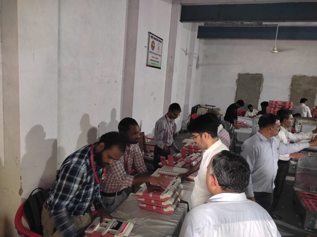 जिला कलक्टर ने पंचायती राज संस्थाओं के आगामी चुनावों के मद्देनजर ईवीएम मशीनों की प्रथम स्तरीय जांच का किया निरीक्षण 1 जिला कलक्टर ने पंचायती राज संस्थाओं के आगामी चुनावों के मद्देनजर ईवीएम मशीनों की प्रथम स्तरीय जांच का किया निरीक्षण - डीडवाना-कुचामन, राजस्थान