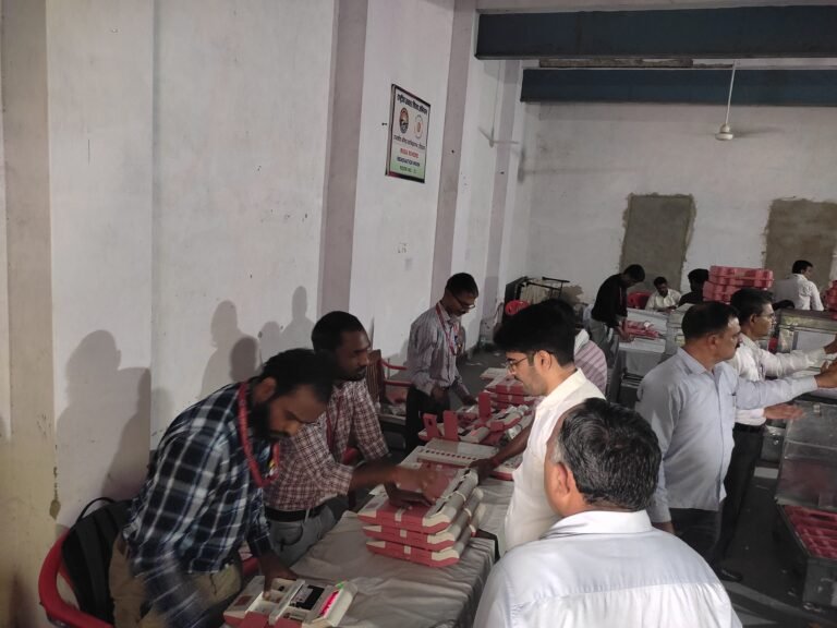 जिला कलक्टर ने पंचायती राज संस्थाओं के आगामी चुनावों के मद्देनजर ईवीएम मशीनों की प्रथम स्तरीय जांच का किया निरीक्षण