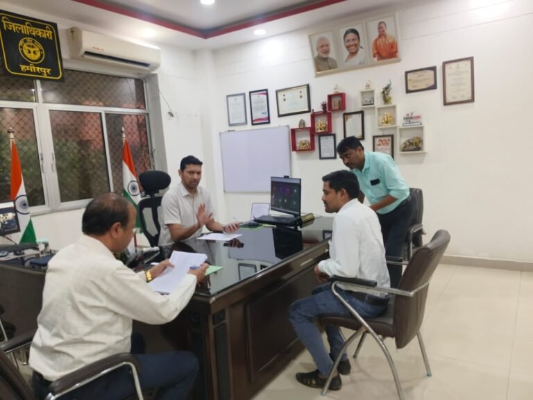 हमीरपुर दिनांक: 01 सितंबर 2026 *कलेक्ट्रेट जनसुनवाई में जिलाधिकारी ने दूर-दराज से आए फरियादियों की सुनी समस्याएं, अधिकारियों को समयबद्ध एवं गुणवत्तापूर्ण नि