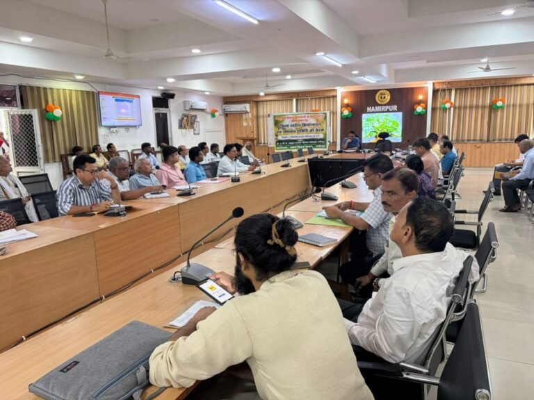 हमीरपुर मुख्य विकास अधिकारी की अध्यक्षता में हई बैठक में औद्यानिक योजनाओं की प्रगति की समीक्षा, किसानों को सरक्षित भंडारण एवं आधनिक तकनीक अपनाने के लिए प्रोत्साहित करने के निर्देश