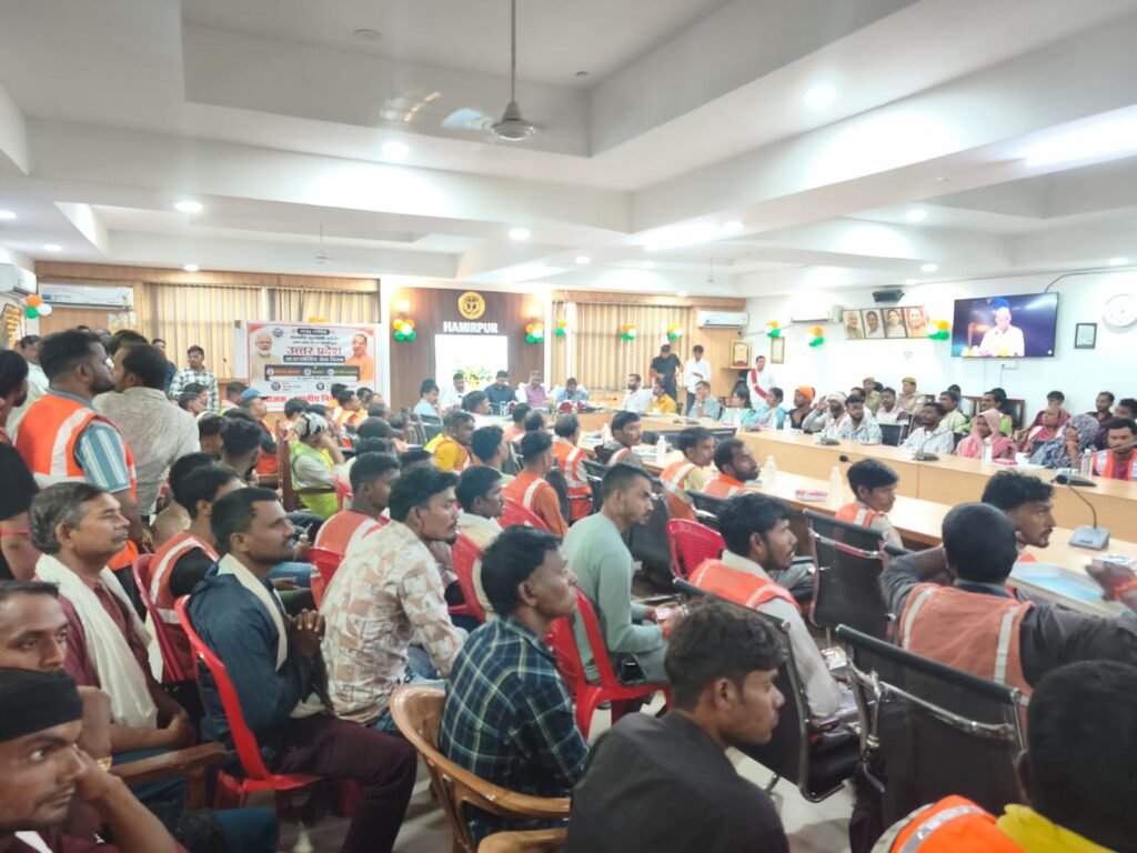 उत्कृष्ट कार्य करने वाले कर्मियों का हआ सम्मान 1 उत्कृष्ट कार्य करने वाले कर्मियों का हआ सम्मान - HAMIRPUR, उत्तर प्रदेश