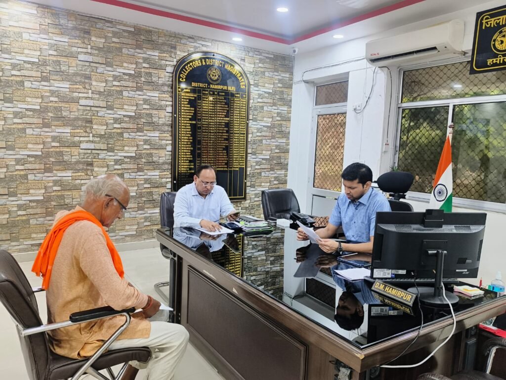 जिलाधिकारी ने कलेक्टेट में नियमित जनसुनवाई कर सुनीं जनसमस्याए गूगल मीट के माध्यम से संबंधित अधिकारियों को दिए त्वरित एवं समयबद्ध निस्तारण के निर्देश 1 जिलाधिकारी ने कलेक्टेट में नियमित जनसुनवाई कर सुनीं जनसमस्याए गूगल मीट के माध्यम से संबंधित अधिकारियों को दिए त्वरित एवं समयबद्ध निस्तारण के निर्देश - HAMIRPUR, उत्तर प्रदेश