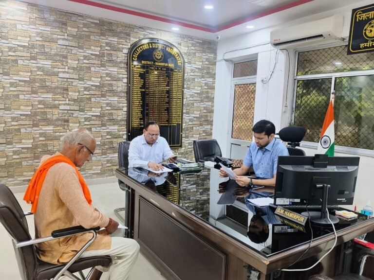 जिलाधिकारी ने कलेक्टेट में नियमित जनसुनवाई कर सुनीं जनसमस्याए गूगल मीट के माध्यम से संबंधित अधिकारियों को दिए त्वरित एवं समयबद्ध निस्तारण के निर्देश