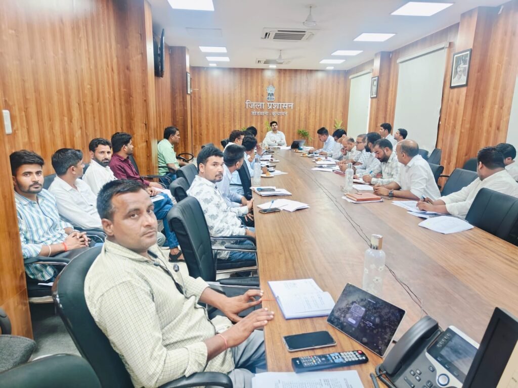 जिला कलक्टर ने की ग्रामीण विकास व पंचायती राज विभाग की योजनाओं की समीक्षा आवश्यक कार्यों को शीघ्र पूरा करने के दिये निर्देश - डीडवाना-कुचामन, राजस्थान