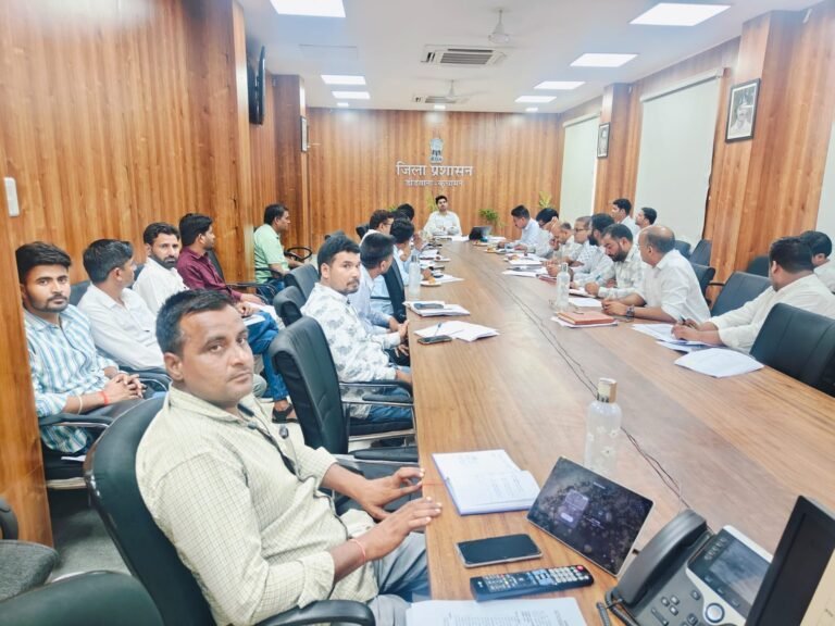 जिला कलक्टर ने की ग्रामीण विकास व पंचायती राज विभाग की योजनाओं की समीक्षा आवश्यक कार्यों को शीघ्र पूरा करने के दिये निर्देश