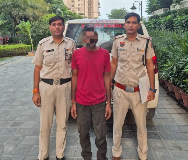 सीआईए रेवाड़ी की अवैध शराब माफिया पर बड़ी कार्रवाई: NH-48 पर अवैध शराब से भरा बंद बॉडी ट्रक पकड़ा, आरोपी चालक गिरफ्तार, 19 पेटी अवैध अंग्रेजी शराब बरामद।