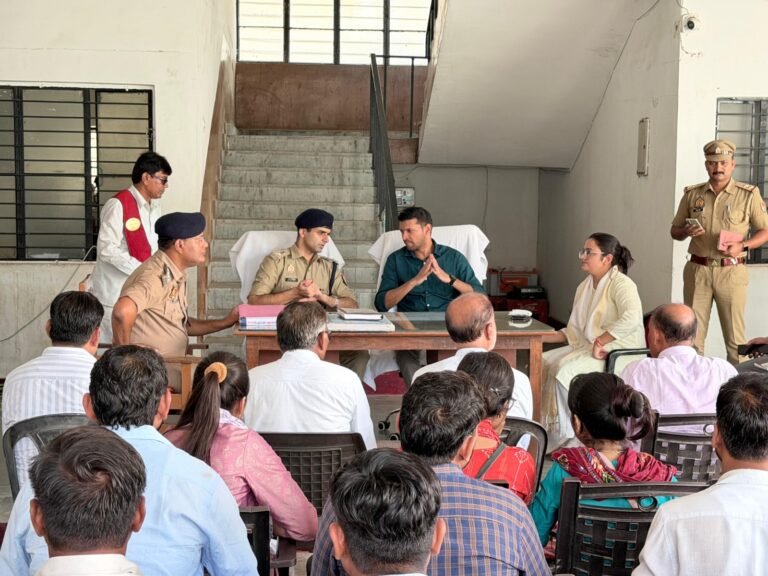 समाधान दिवस में आयूक्त ने सुनी जनसमस्याएं, 10 शिकायतों का मौके पर कराया निस्तारण तीजा मेले की तैयारियों एवं प्राथमिक स्वास्थ्य केन्द्र समेरपुर का किया निरीक्षण, व्यवस्थाएं दुरुस्त