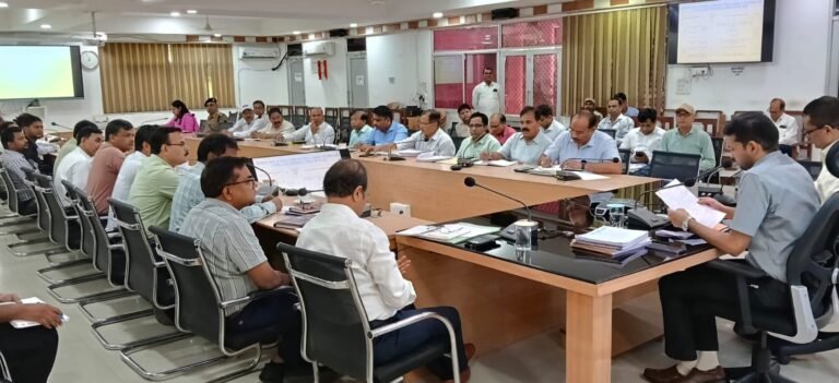 जिलाधिकारी की अध्यक्षता में विकास कार्यों की समीक्षा बैठक संपन्न निर्माणाधीन विकास परियोजनाओं पेयजल, सिंचाई, विद्युत एवं सड़क निर्माण कार्यों की बिंद्वार समीक्षा विलंबित कार्यों पर