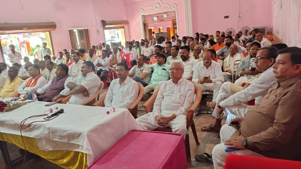 ग्राम पंचायत छानी में मख्यमंत्री कषक समद्धि योजना के शभारंभ कार्यक्रम का हुआ आयोजन विधायक डॉ. मनोज कमार प्रजापति ने किसानों को योजना की जानकारी देकर लाभ उठाने का किया आह्हान - HAMIRPUR, उत्तर प्रदेश