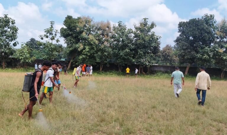 🚨सेना भर्ती की तैयारी: बलरामपुर के 43युवाओं को लक्ष्य शिक्षण संस्थान देगा निःशुल्क फिजिकल ट्रेनिंग* *शंकरगढ़ मैदान में शुरू हुई तैयारी, पूर्व सैनिक की निगरानी में 1600 मीटर दौड़