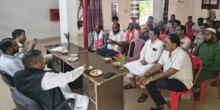 🚨गणेशोत्सव और तीज को लेकर कुसमी में पुलिस-प्रशासन की तैयारी, शांति समिति की बैठक में सुरक्षा व्यवस्था पर चर्चा* *त्योहारों को शांतिपूर्ण एवं सौहार्दपूर्ण माहौल में मनान अपील,