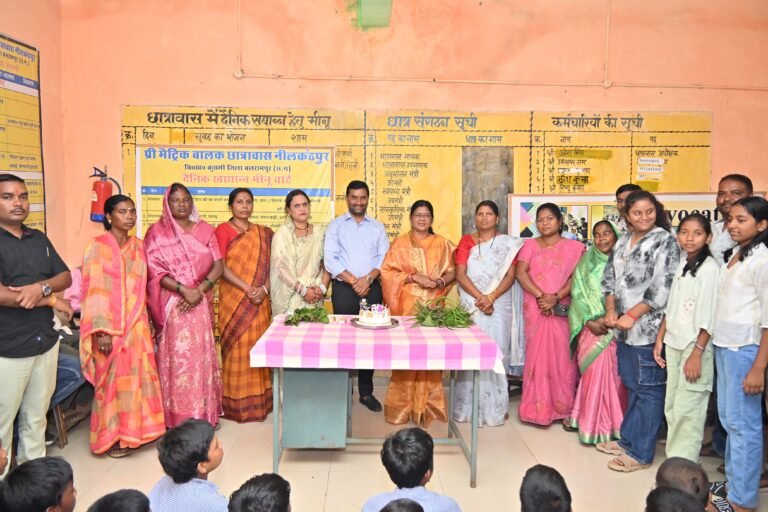 🚨भाजपा नेता राजेश्वर प्रसाद गुप्ता के जन्मदिवस पर नीलकंठपुर छात्रावास में हुआ नेवता भोज विधायक उद्देश्वरी पैकरा की मौजूदगी में विद्यार्थियों ने ग्रहण किया भोजन